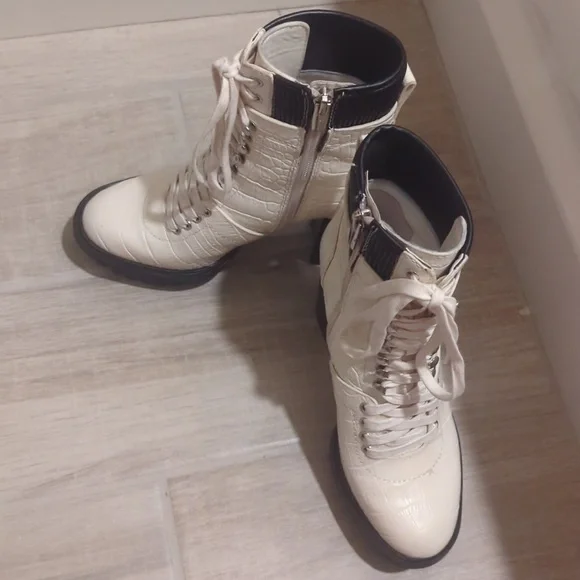 NWOT Vince Camuto Women's Ermania Combat Block Heel Platform Boots - Size 5 - Picture 4 of 8